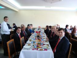     Şehit Aileleri ve Gaziler Onuruna Polisevinde Yemek Verildi. 